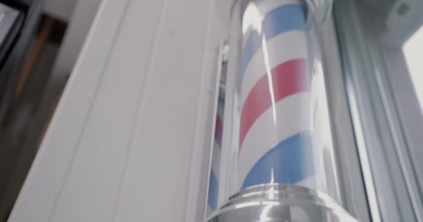 Close Rotating Barbers Pole Adversiting Barbershop Glass Wall Background Konsep — Stok Video