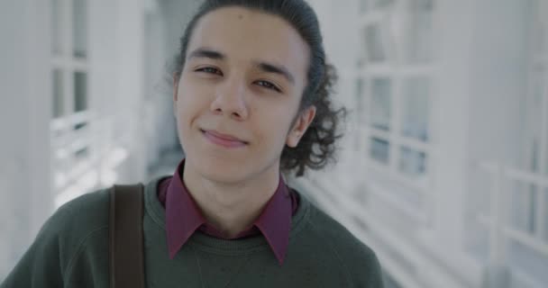 Retrato Cámara Lenta Del Alegre Estudiante Masculino Birracial Pie Vestíbulo — Vídeos de Stock