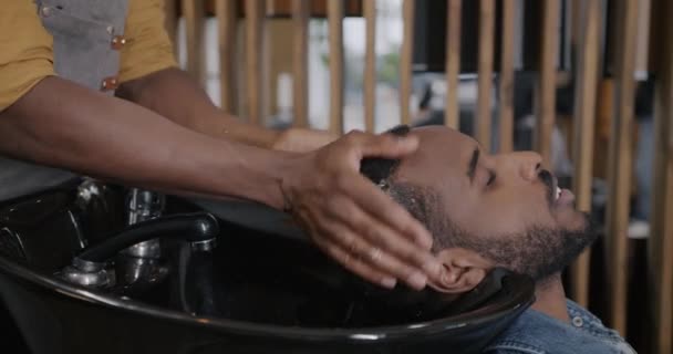 Cliente Feliz Ter Cabelo Lavado Com Xampu Barbearia Enquanto Cabeleireiro — Vídeo de Stock