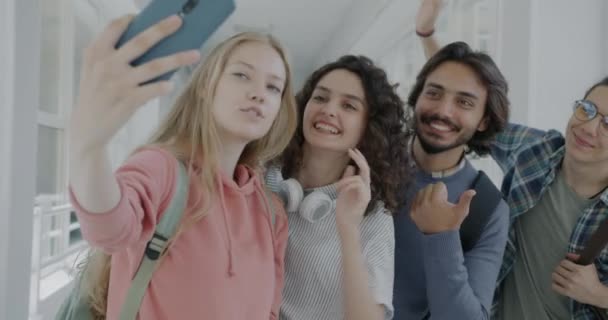 Veselí Studenti Muži Ženy Selfie Kamerou Smát Pózování Baví Chodbě — Stock video