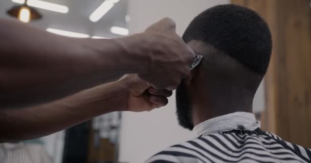 Cliente Joven Con Corte Pelo Creativo Mientras Que Barbero Utilizando — Vídeo de stock