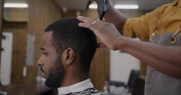 Primer Plano Del Hombre Afroamericano Que Tiene Cabeza Seca Con — Vídeo de stock