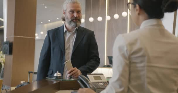 Homme Affaires Adulte Parle Réceptionniste Hôtel Puis Payer Avec Smartphone — Video