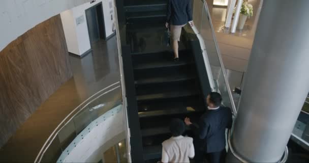 Üst Düzey Adamları Şık Kıyafetler Giyip Merdivenlerden Çıkıp Geniş Otel — Stok video