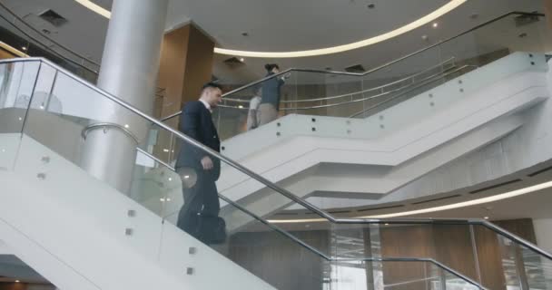 Adamları Merdivenlerden Inip Çıkıyorlar Modern Merkezinde Sıkışıyorlar Yeri Kurumsal Yaşam — Stok video