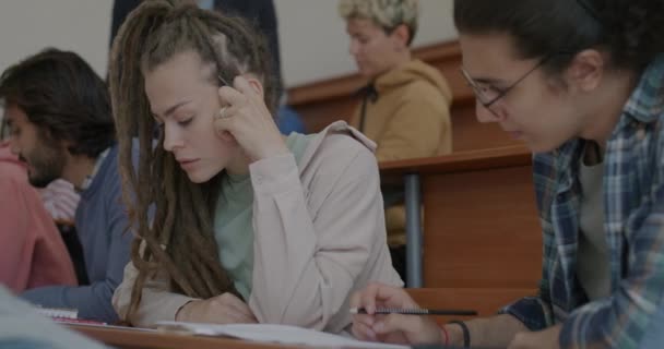 Pensieve Studenten Mannen Vrouwen Geconcentreerd Test Schrijven Papier Passeren Examen — Stockvideo