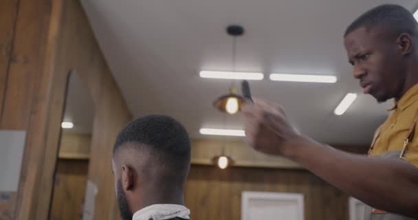 Coiffeur Joyeux Créant Une Coupe Cheveux Moderne Avec Machine Raser — Video