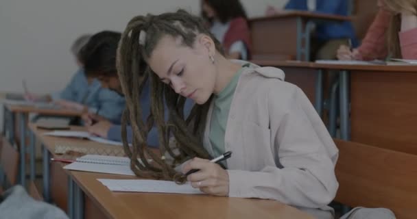 Νεαρή Γυναίκα Σκέφτεται Και Γράφει Επιστημονικά Τεστ Ομάδα Φοιτητών Που — Αρχείο Βίντεο
