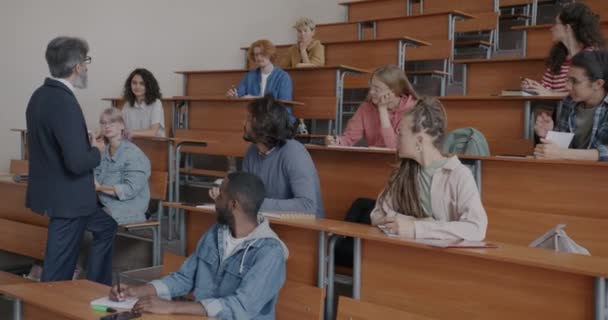 Diversi Gruppi Studenti Che Ascoltano Lezioni Professore Maturo Sono Concentrati — Video Stock