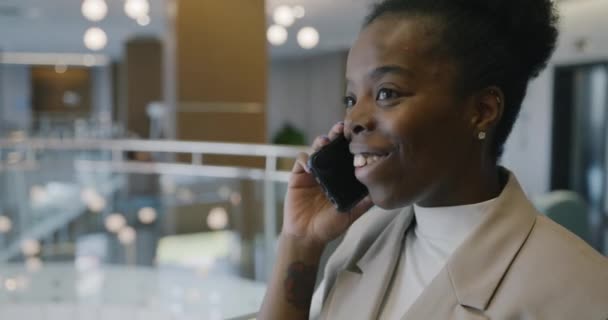 Podekscytowana Afro Amerykańska Bizneswoman Rozmawia Przez Telefon Komórkowy Uśmiecha Się — Wideo stockowe