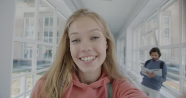 Retrato Jovem Estudante Feliz Fazendo Videochamada Line Andando Corredor Universidade — Vídeo de Stock