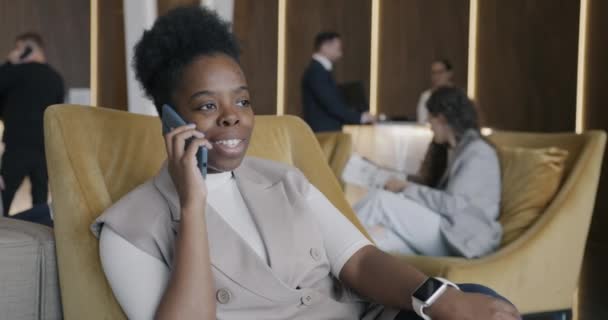 Atrakcyjna Bizneswoman Rozmawia Przez Telefon Komórkowy Hotelu Podczas Gdy Ludzie — Wideo stockowe