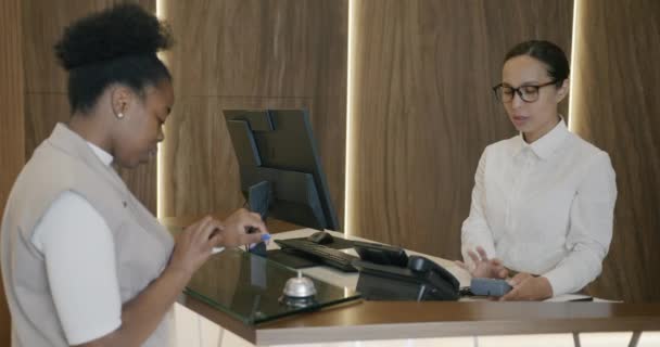 Empresária Afro Americana Está Conversando Com Recepcionista Hotel Seguida Pagar — Vídeo de Stock
