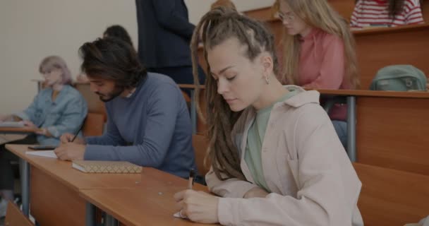 Vacker Ung Kvinna Med Dreadlocks Skriver Studera Lyssna College Lärare — Stockvideo