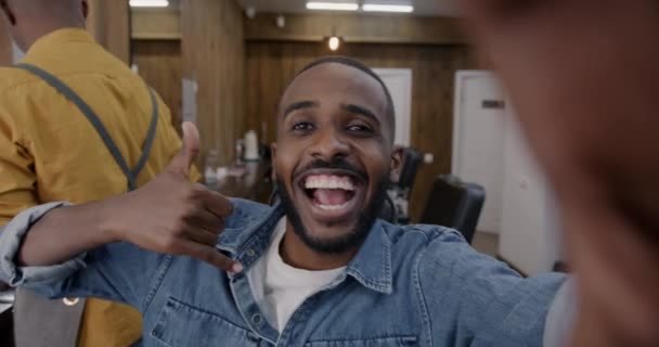 Vreugdevolle Afro Amerikaanse Man Neemt Selfie Poseren Kapperszaak Glimlachen Kijken — Stockvideo