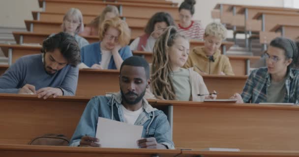 Sinirli Genç Öğrencilerin Sınıfta Yürürken Düşünme Yazma Sınavını Geçmeleri Gençlik — Stok video