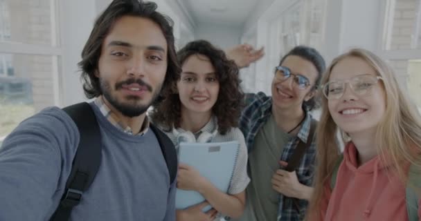 Různorodá Skupina Studentů Kteří Line Video Hovor Mluvit Dívat Kameru — Stock video