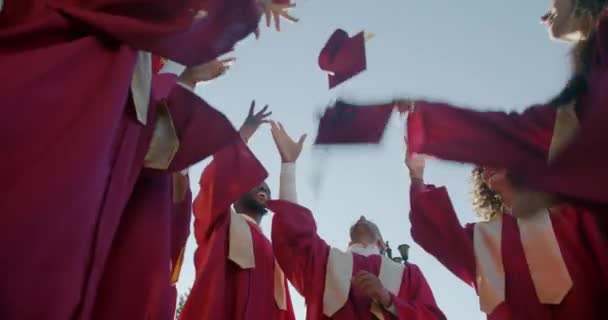 Groupe Hommes Femmes Jetant Des Casquettes Graduation Dans Ciel Faisant — Video