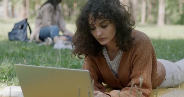 Молодая Женщина Студентка Сосредоточилась Подготовке Экзаменам Парке Используя Ноутбук Печатающий — стоковое видео