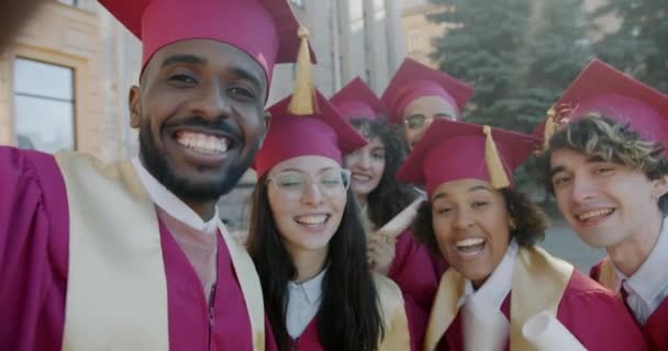 Mutlu Kızlar Erkek Öğrenciler Mezuniyet Töreninden Sonra Kameraya Sallayarak Konuşuyorlar — Stok video