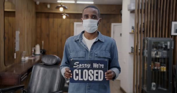 Молодой Человек Медицинской Маске Держит Простите Закрыты Табличкой Стоящей Парикмахерской — стоковое видео