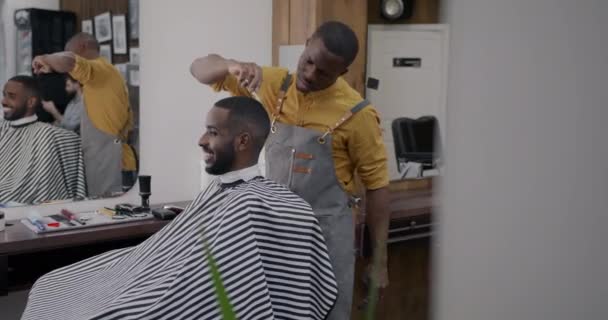 在时尚理发店里 细心理发的非洲裔美国人满足了顾客的要求 个人风格与男性美的概念 — 图库视频影像