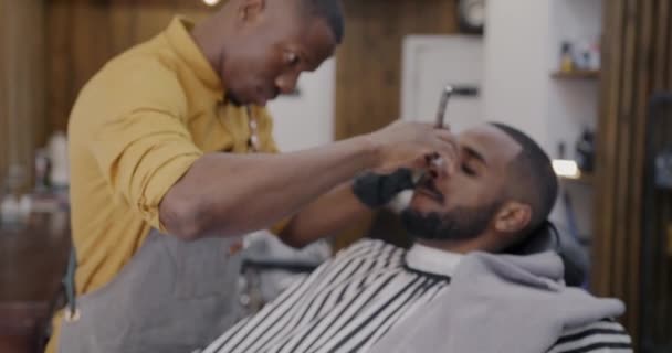 Zoom Barbeiro Barbeando Barba Homem Afro Americano Grooming Com Navalha — Vídeo de Stock
