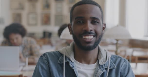 Retrato Pessoa Inteligente Afro Americana Sorrindo Dentro Casa Biblioteca Faculdade — Vídeo de Stock