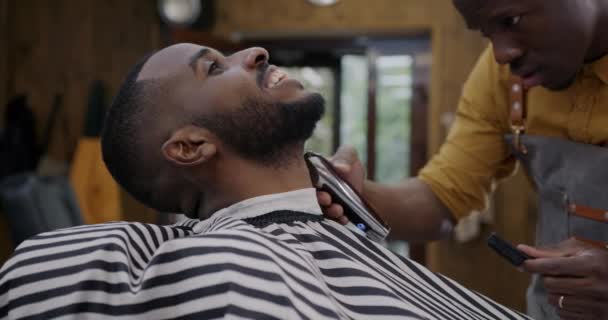 Portrait Homme Afro Américain Attrayant Ayant Ayant Barbe Coupée Avec — Video