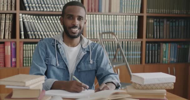 Zpomalený Portrét Veselého Afroamerického Studenta Sedícího Psacího Stolu Knihami Notebook — Stock video