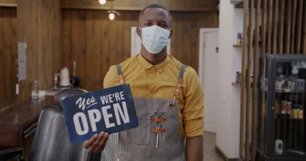 Fodrász Kötényben Orvosi Maszk Tartó Igen Vagyunk Nyitott Transzparens Áll — Stock videók