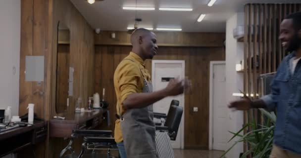 Due Allegri Uomini Afroamericani Barbiere Cliente Incontrano Stringendosi Mano Parlando — Video Stock