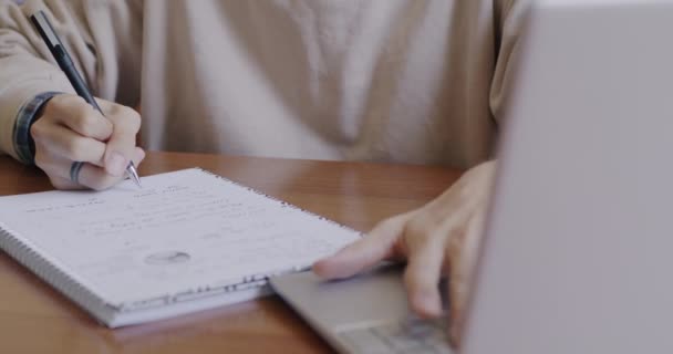 Close Van Mannelijk Handschrift Notebook Werken Met Laptop Tijdens Het — Stockvideo