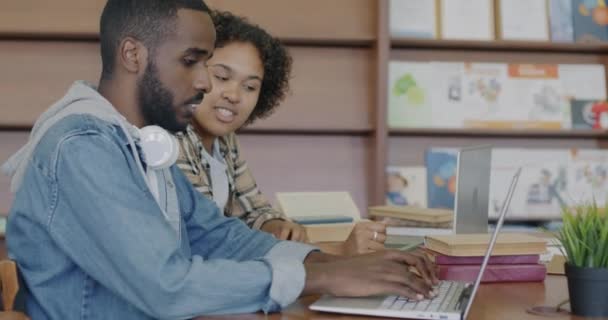 Side Syn Studenter Afroamerikanska Man Och Kvinna Med Hjälp Bärbar — Stockvideo