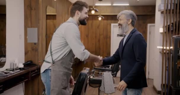 Fryzjer Klient Ściskający Dłonie Rozmawiający Śmiechu Współczesnym Salonie Fryzjerskim Dżentelmen — Wideo stockowe