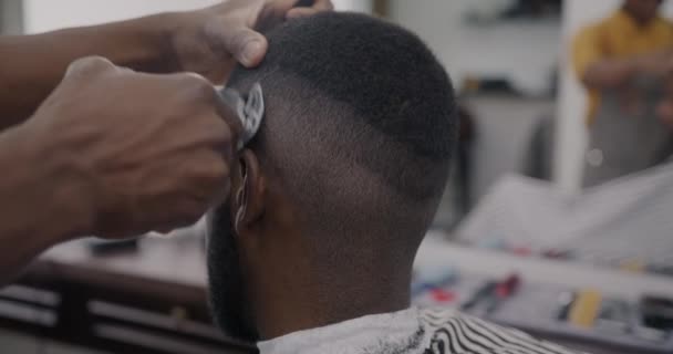 Zbliżenie Klienta Którego Głowa Została Ogolona Salonie Fryzjerskim Podczas Gdy — Wideo stockowe