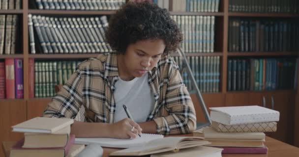 Retrato Una Estudiante Estresada Aprendiendo Información Antes Del Examen Sintiéndose — Vídeos de Stock
