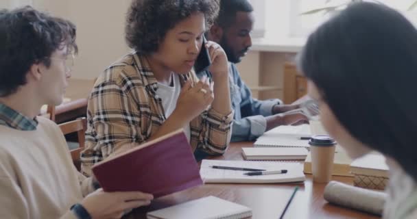 Ung Afroamerikansk Dam Talar Mobiltelefon High School Bibliotek Medan Människor — Stockvideo