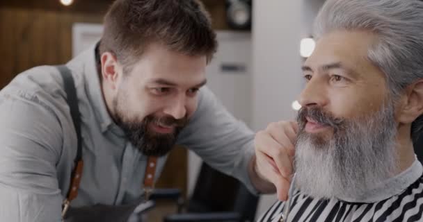 Barbe Coupe Barbier Professionnel Prenant Soin Homme Mûr Élégant Utilisant — Video