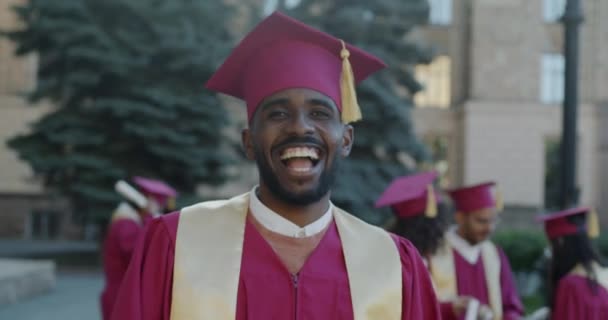 Portré Izgatott Afro Amerikai Fickóról Aki Diplomára Mutat Röhög Egyetemi — Stock videók