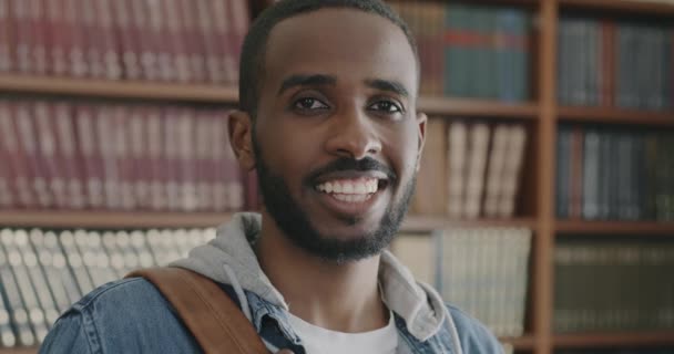 Zblízka Pomalý Portrét Chytrého Afroameričana Stojícího Uvnitř Policemi Knihy Pozadí — Stock video