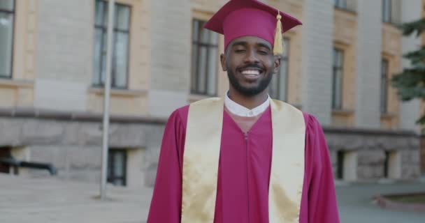 Porträt Eines Gut Gelaunten Afroamerikanischen Mannes Abschlussdress Und Hut Der — Stockvideo