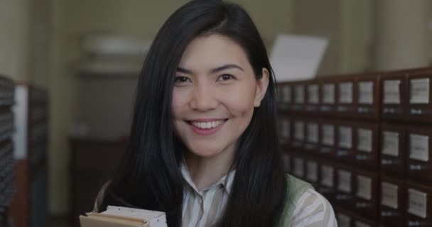 Αργή Κίνηση Πορτρέτο Της Χαρούμενης Ασιάτισσας Μαθήτριας Που Στέκεται Στη — Αρχείο Βίντεο
