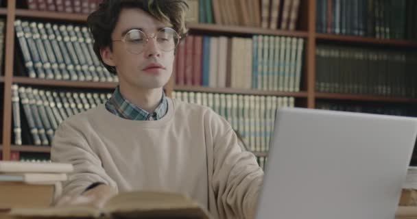 Ambitiös Ung Man Student Använder Laptop Biblioteket Gör Akademisk Forskning — Stockvideo