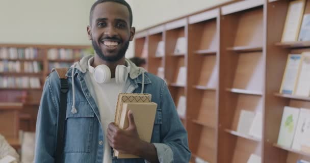Retrato Câmera Lenta Alegre Estudante Afro Americano Que Está Biblioteca — Vídeo de Stock