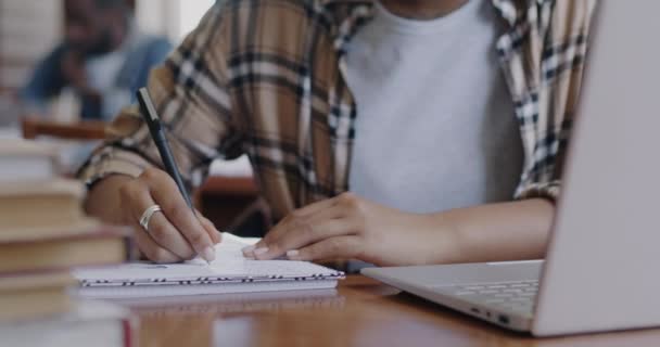 Close Van Vrouwelijke Handschrift Notebook Typen Met Laptop Aan Bureau — Stockvideo