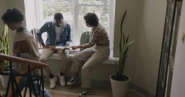 Étudiants Afro Américains Assis Sur Rebord Fenêtre Dans Hall Université — Video