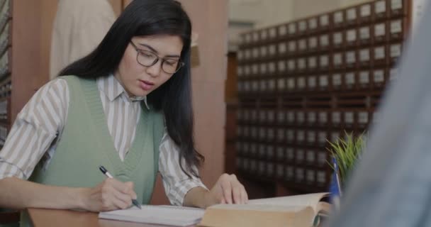 Chica Asiática Inteligente Que Estudia Biblioteca Preparándose Para Examen Universitario — Vídeos de Stock