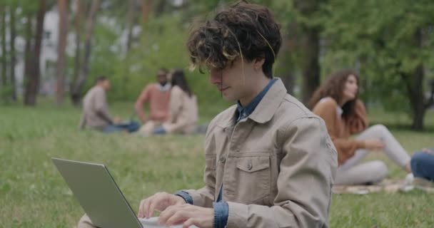 Умный Молодой Человек Занимающийся Парке Помощью Ноутбука Набирал Текст Концентрируясь — стоковое видео
