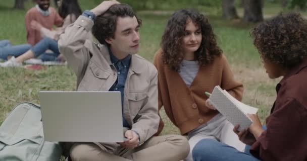 Giovani Intelligenti Studenti Che Preparano Esame Nel Parco Studiando Insieme — Video Stock